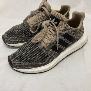 ADIDAS Swift Run Sneakers Style # CQ2117
Women’s 7.5